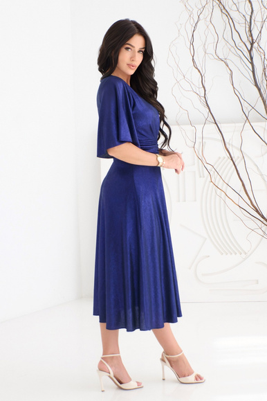 Granatowa lekko błyszcząca sukienka rozkloszowana midi LUMINA Plus Size – drapowanie i lekkość