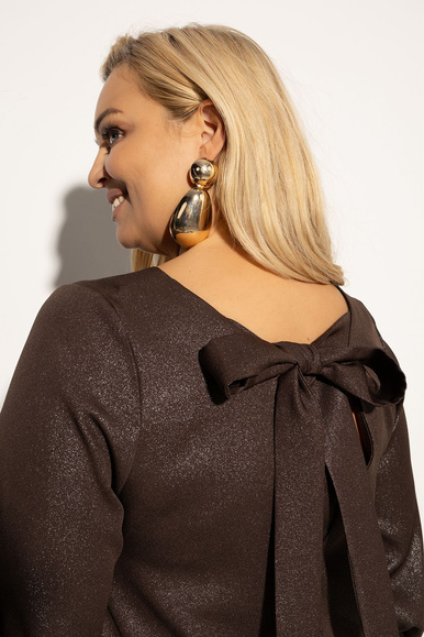 Brązowa sukienka midi AURELIA GLAM Plus Size – wieczorowy blask i lekkość w dużym rozmiarze