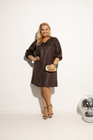 Brązowa sukienka midi AURELIA GLAM Plus Size – wieczorowy blask i lekkość w dużym rozmiarze