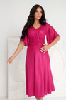 Fuksjowa lekko błyszcząca sukienka rozkloszowana midi LUMINA Plus Size – drapowanie i lekkość