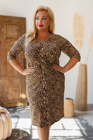 Sukienka midi ELZA w panterkę – styl, charakter i kobiecość w dużym rozmiarze.