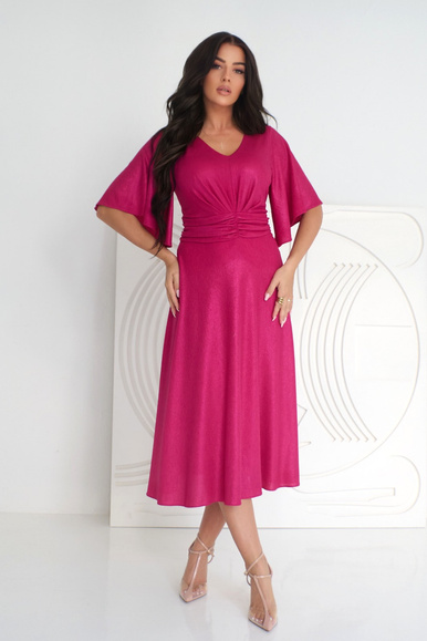 Fuksjowa lekko błyszcząca sukienka rozkloszowana midi LUMINA Plus Size – drapowanie i lekkość