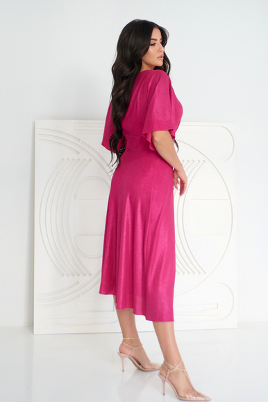 Fuksjowa lekko błyszcząca sukienka rozkloszowana midi LUMINA Plus Size – drapowanie i lekkość