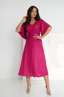 Fuksjowa lekko błyszcząca sukienka rozkloszowana midi LUMINA Plus Size – drapowanie i lekkość