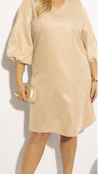 Beżowo złota sukienka midi AURELIA GLAM Plus Size – wieczorowy blask i lekkość w dużym rozmiarze