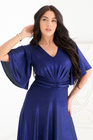 Granatowa lekko błyszcząca sukienka rozkloszowana midi LUMINA Plus Size – drapowanie i lekkość