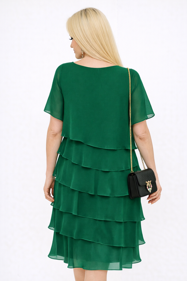 Butelkowozielona szyfonowa sukienka koktajlowa midi MELANIA EMERALD Plus Size – falbany i lekkość