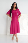 Fuksjowa lekko błyszcząca sukienka rozkloszowana midi LUMINA Plus Size – drapowanie i lekkość