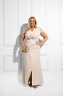 Beżowa elegancka sukienka maxi DIVINA ROYALE Plus Size – kopertowy dekolt i rozporek