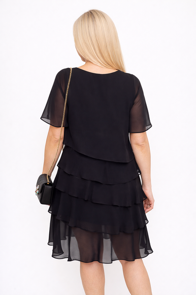 Czarna szyfonowa sukienka koktajlowa midi MELANIA Plus Size – falbany i lekkość