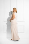 Beżowa elegancka sukienka maxi DIVINA ROYALE Plus Size – kopertowy dekolt i rozporek