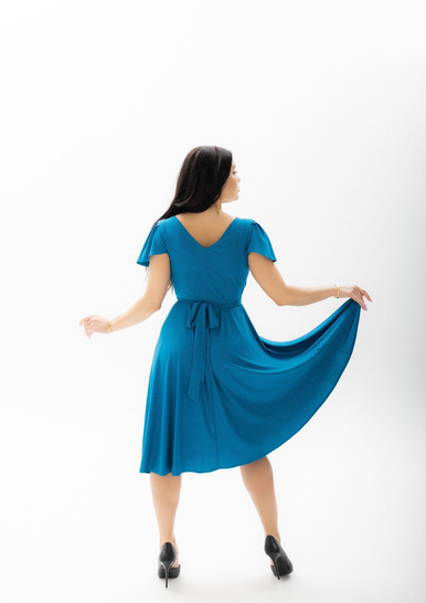 Morska brokatowa sukienka KIMI midi – głęboki blask i elegancja w dużym rozmiarze