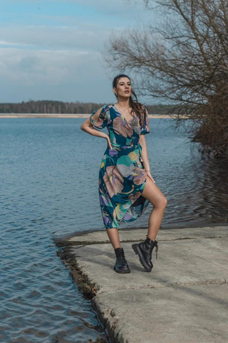 Szyfonowa kopertowa sukienka w kwiaty Laura Plus Size wzór 13