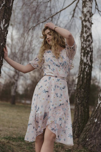 Szyfonowa kopertowa sukienka w kwiaty Laura Plus Size wzór 2