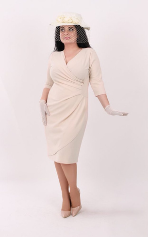 Beżowa kopertowa dzianinowa sukienka MATYLDA midi – elegancja i wygoda w dużym rozmiarze plus size