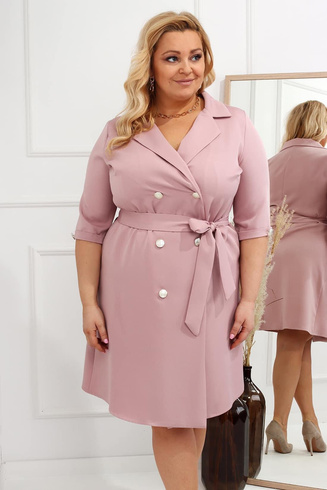 Pudroworóżowa sukienka marynarkowa koktajlowa CLAUDIA Plus Size – złote guziki i pasek
