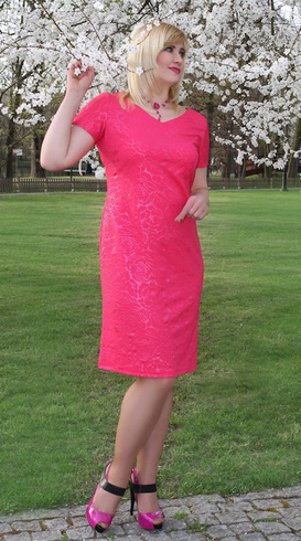 Sukienka dzianinowa w wytłaczane kwiaty FLORA, amarantowa