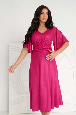 Fuksjowa lekko błyszcząca sukienka rozkloszowana midi LUMINA Plus Size – drapowanie i lekkość