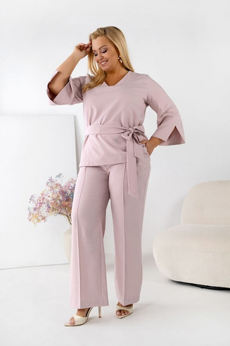 Komplet LUXARIA – pudrowy róż – bluzka z wiązaniem i eleganckie spodnie