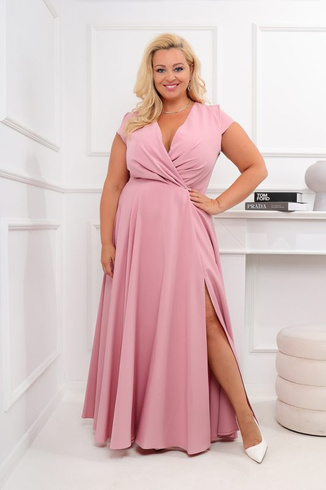 Pudrowo-różowa długa sukienka wieczorowa BELLA ELEGANZA – subtelny luksus w dużym rozmiarze.