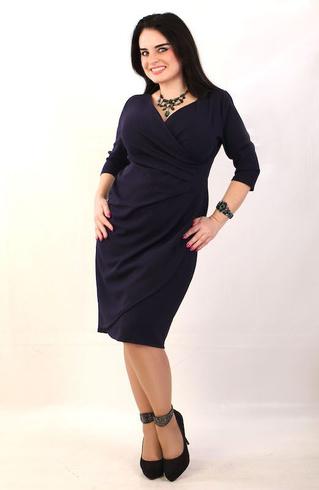 Granatowa kopertowa dzianinowa sukienka MATYLDA midi – klasyczna elegancja i komfort w dużym rozmiarze plus size