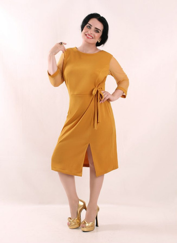 Musztardowa elegancka sukienka AMELIA z siateczkowymi rękawami i wiązaniem – midi plus size